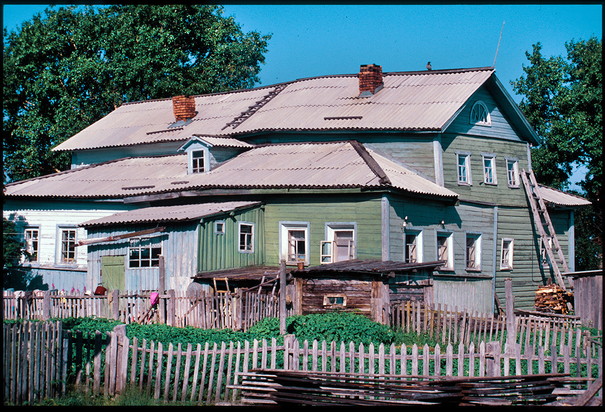 Varzuga, levi breg. Trgovska hiša sredi 19. stoletja. 21. julij 2001
