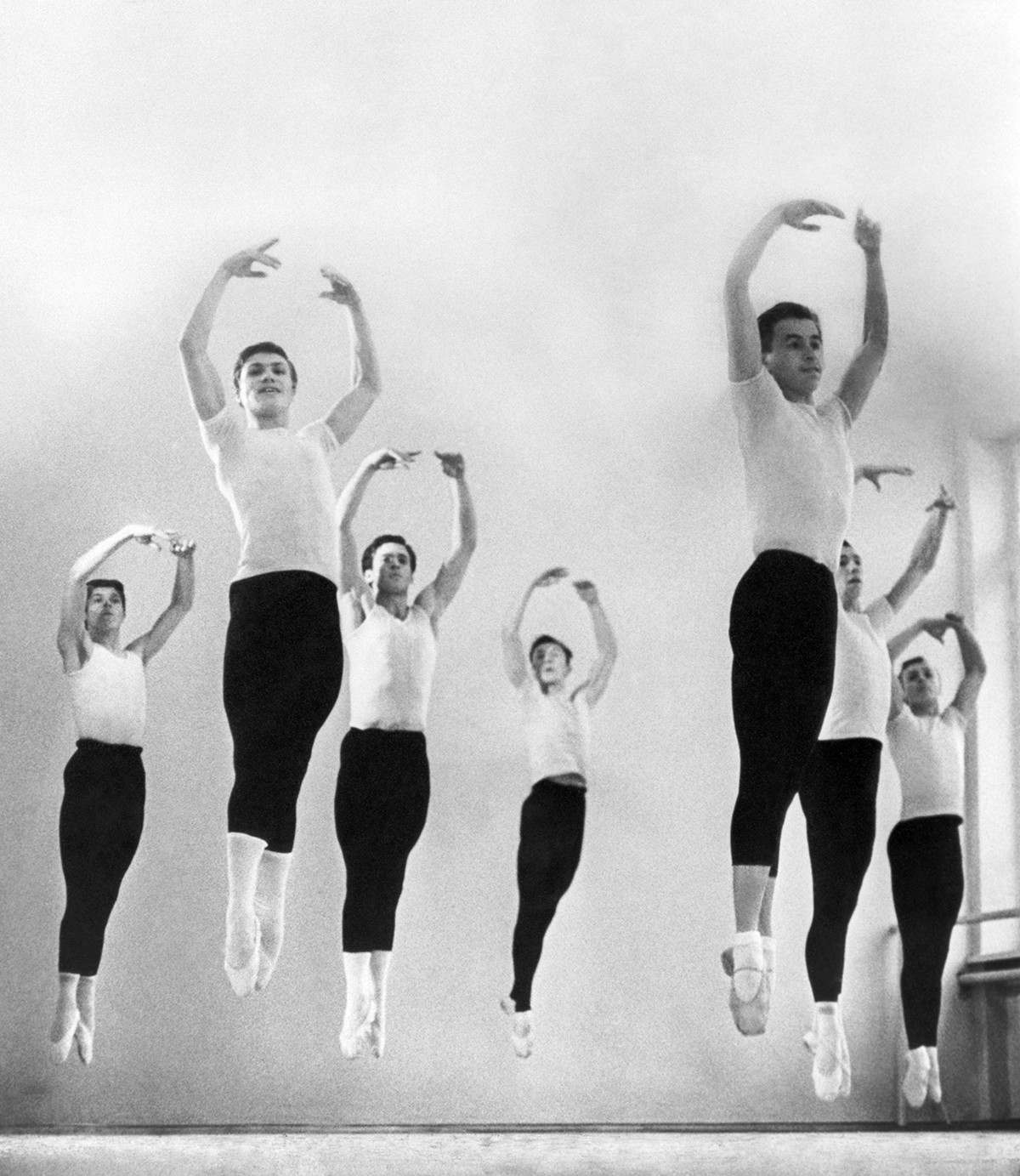 練習するペルミ市バレエ学校の生徒たち