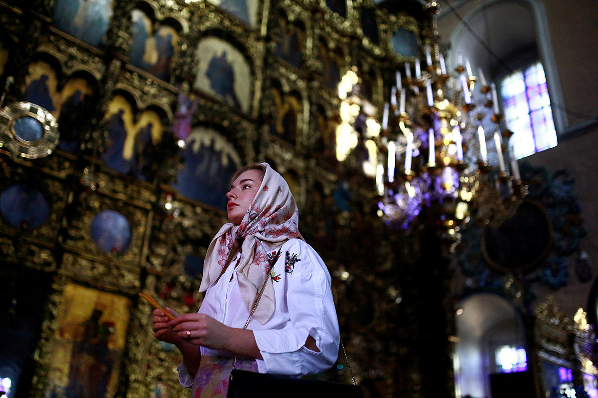 Croyante priant à l'église Saints-Pierre-et-Paul à Kazan