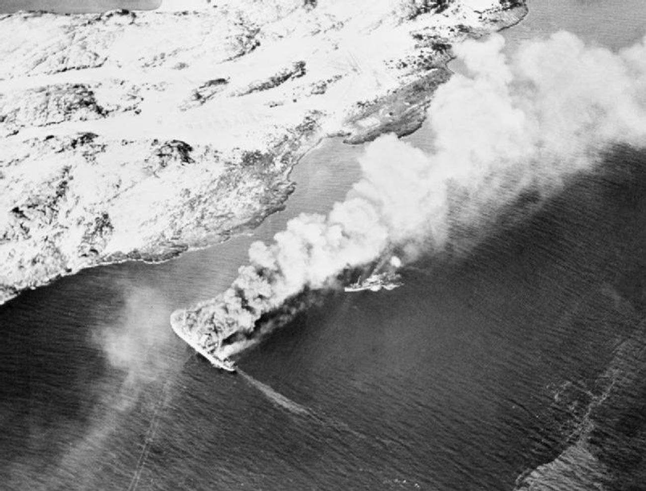 Теретни брод „Ригел“ који је био у служби немачке армије и патролни чамци из његове пратње у пламену после бомбардовањ