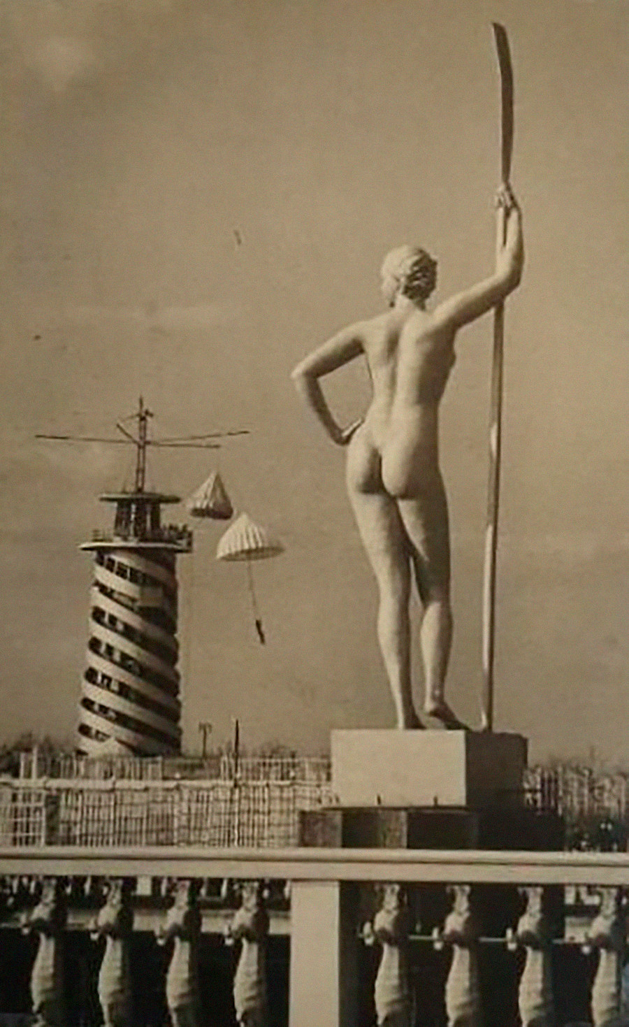 «Jeune fille à la rame». Cette sculpture précise était un modèle très répandu dans les parcs et lieux de villégiature d’URSS.
