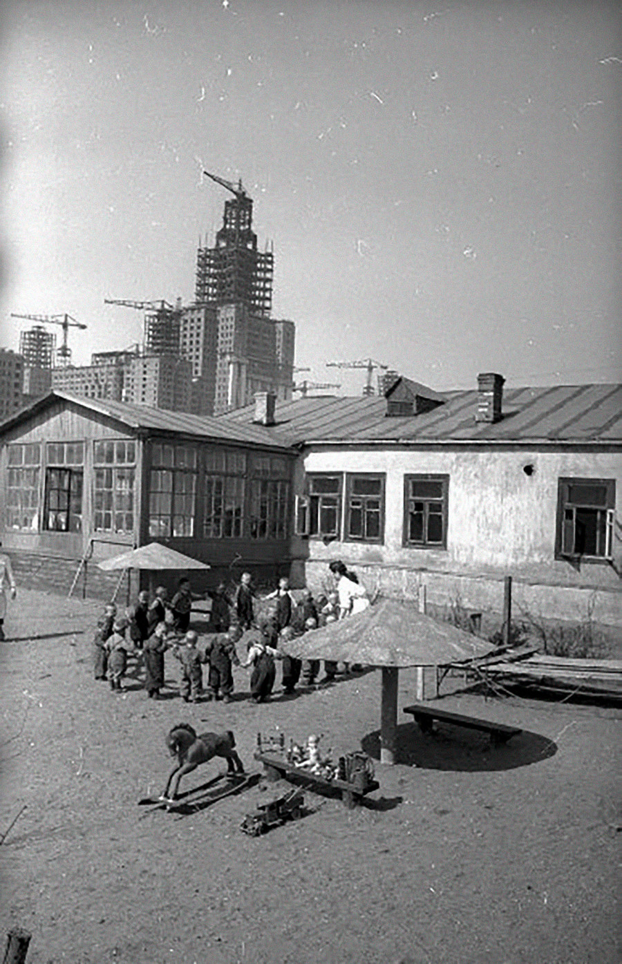 Jardin d'enfants en face du bâtiment de l'Université d'État de Moscou en construction
