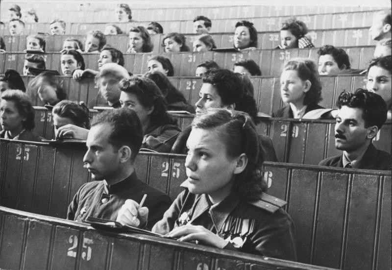 Premier cours après la fin de la Grande Guerre patriotique (1941-1945) à l'Université d'État de Moscou
