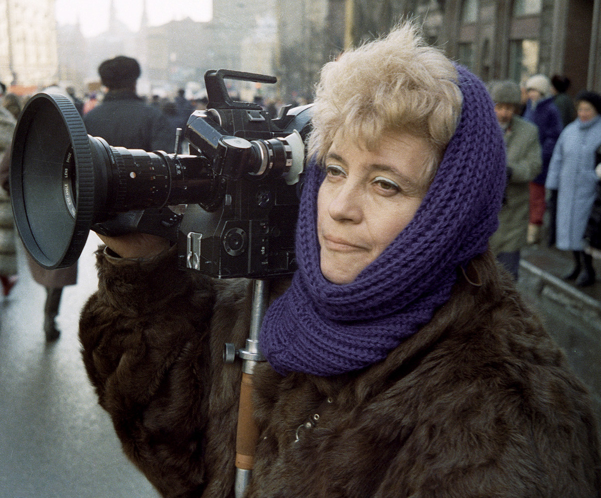 La réalisatrice de télévision et cadreuse Marina Goldovskaïa filmant dans la rue
