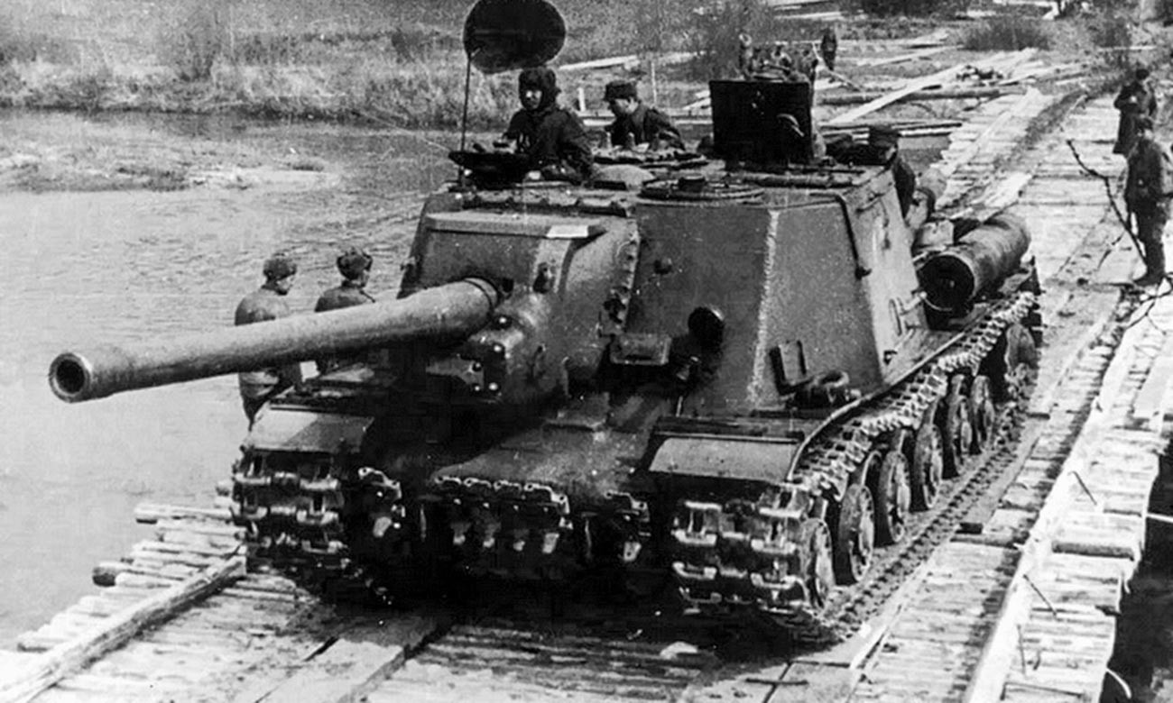 Совјетски јуришни топ ИСУ-122 Првог пољског тенковског корпуса прелази преко реке Нисе, април 1945.