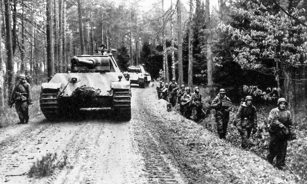 Tanki Panzer V Panther in grenadirji divizije Hermann Göring med pohodom, pomlad 1945