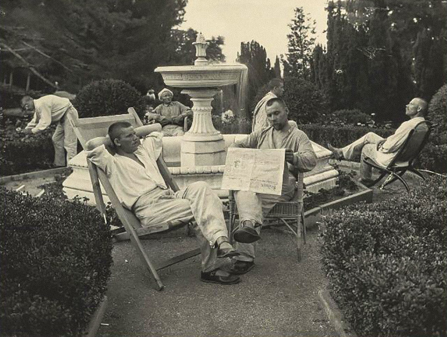 Arbeiter, die sich im ehemaligen königlichen Garten ausruhen, 1925.
