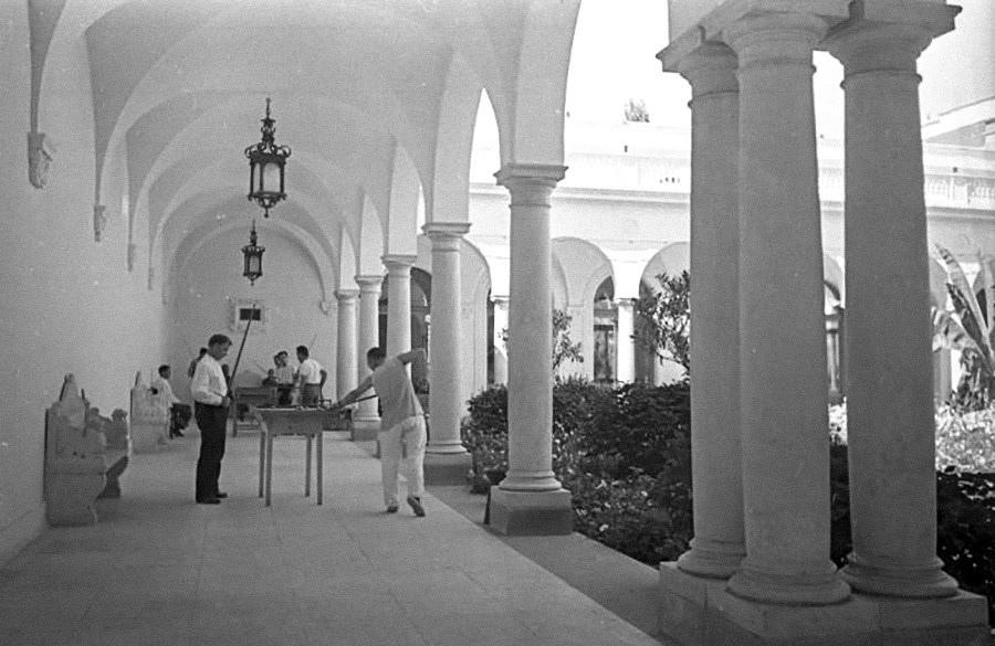 Billard im Hof des Liwadia Sanatoriums, 1930er Jahre.