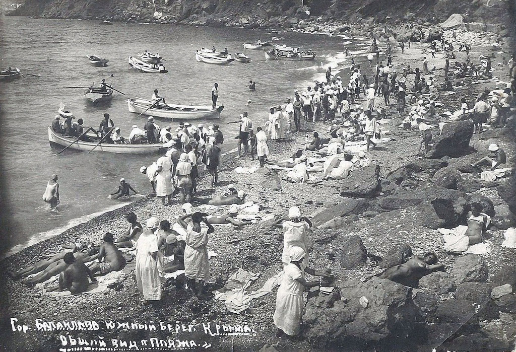 Ein belebter Strand in der Balaklawa Bucht, 1932.