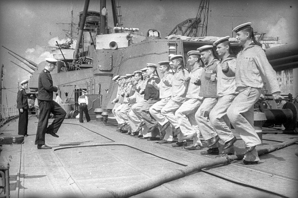 Seeleute, die eine Bohrausbildung absolvieren, 1944.