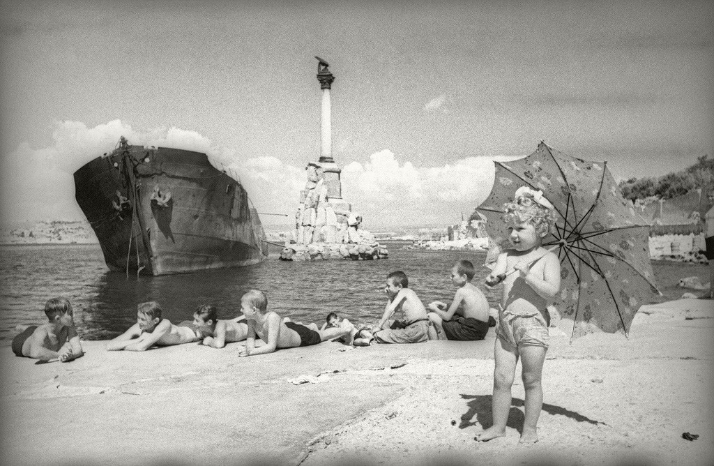 Kinder entspannen sich an einem Strand in Sewastopol, 1944.