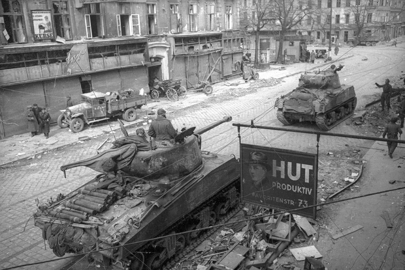 Sovjetski tenkovi ulaze u Beč