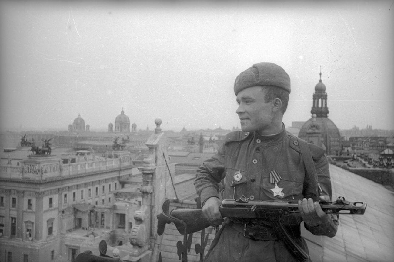 Sovjetski vojnik na krovu bečke gradske skupštine