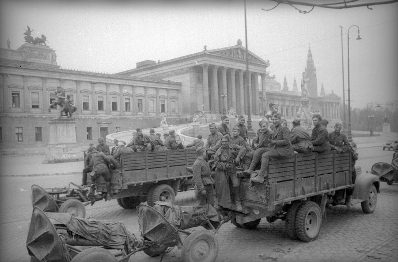 Sovjetski vojnici ispred zgrade Parlamenta