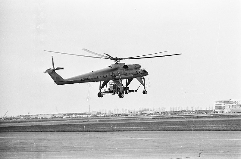 Mi-10K realizando una demostración de sus capacidades en un aeropuerto neerlandés. 1966