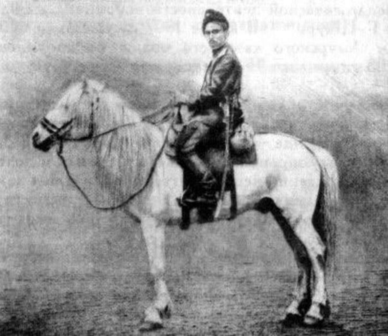 Peshkov in sella al suo cavallo