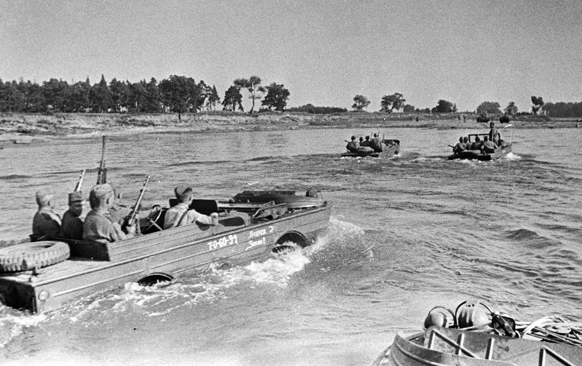 Soldats soviétiques traversant la Vistule.