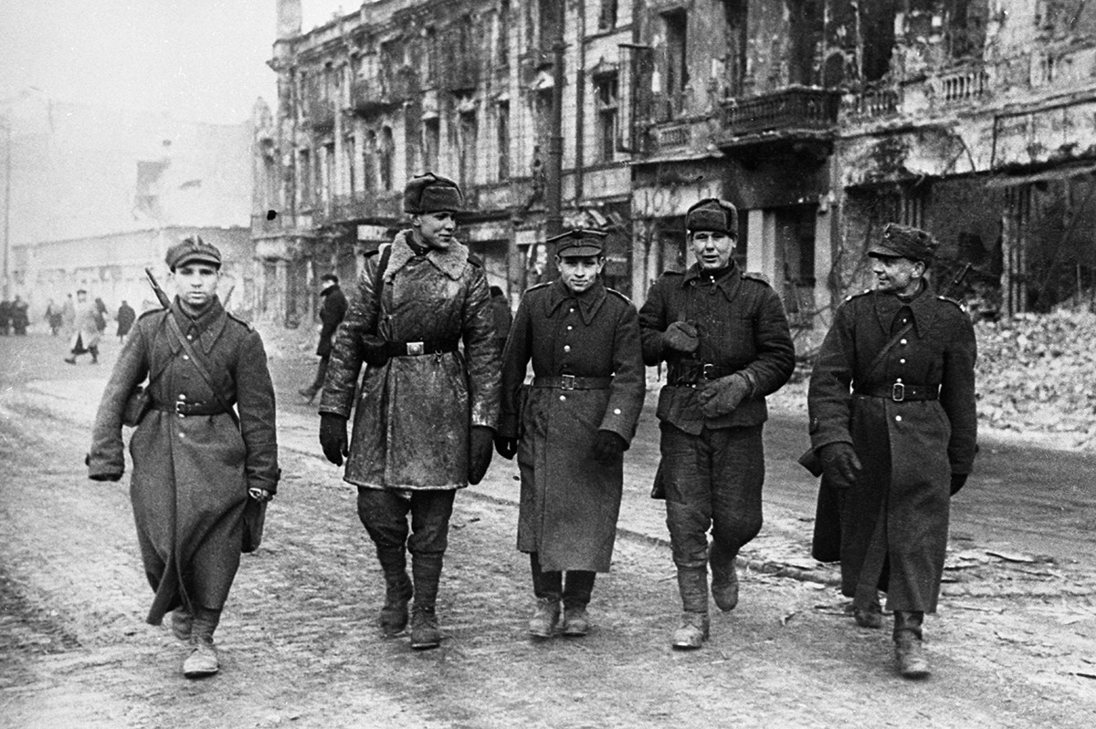 Soldats soviétiques à Varsovie
