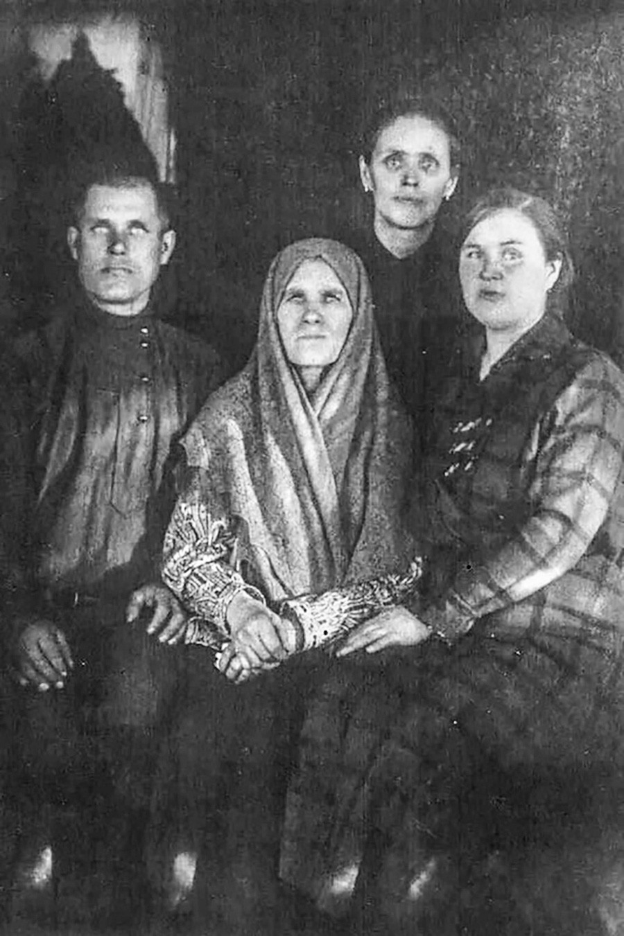 Распутини. Во средината е вдовицата Прасковја, лево синот Дмитриј, десно неговата сопруга Феоктиста, одзади куќната помошничка Екатерина Печеркина.