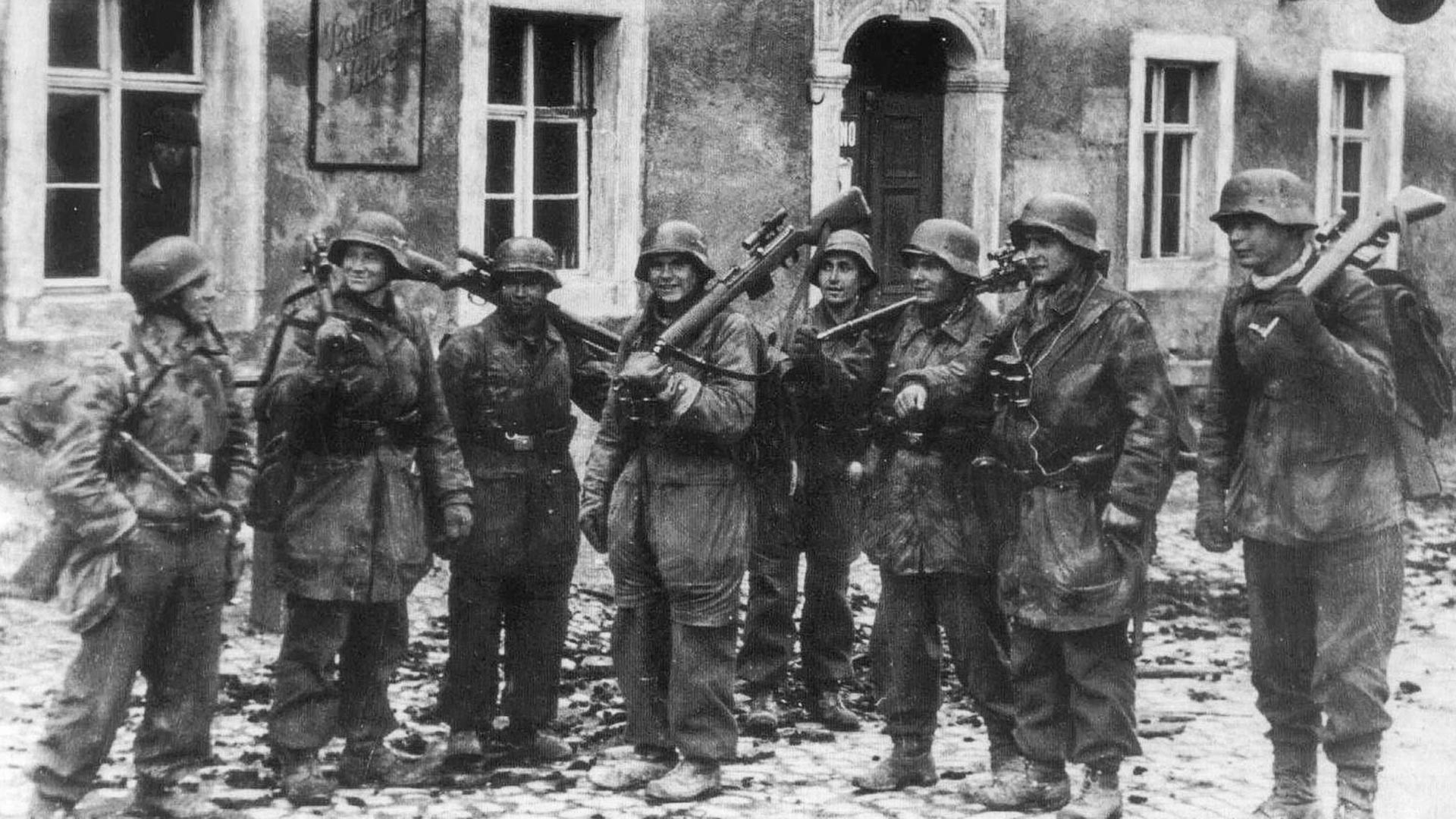 Soldiers of the 1st Paratroop Panzer Division Hermann Goering near Bautzen.