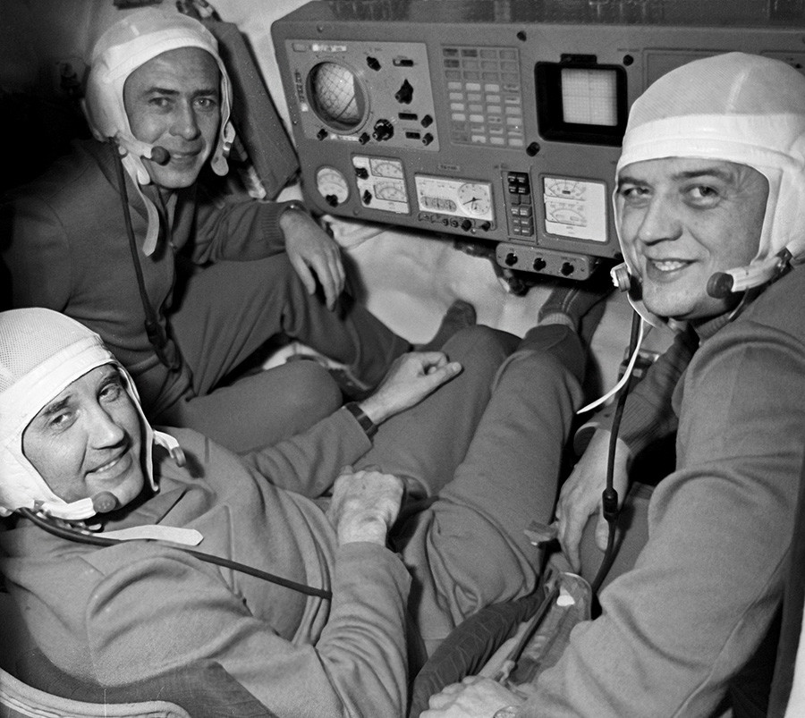 Posadka vesoljskega plovila Sojuz-11, z leve proti desni: poveljnik Georgij Dobrovoljski z inženirjema Viktorjem Pacajevom in Vladislavom Volkovom