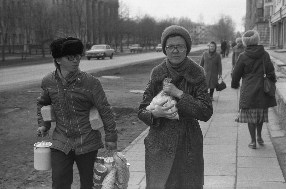 Mère et fils après l’épicerie, 1983
