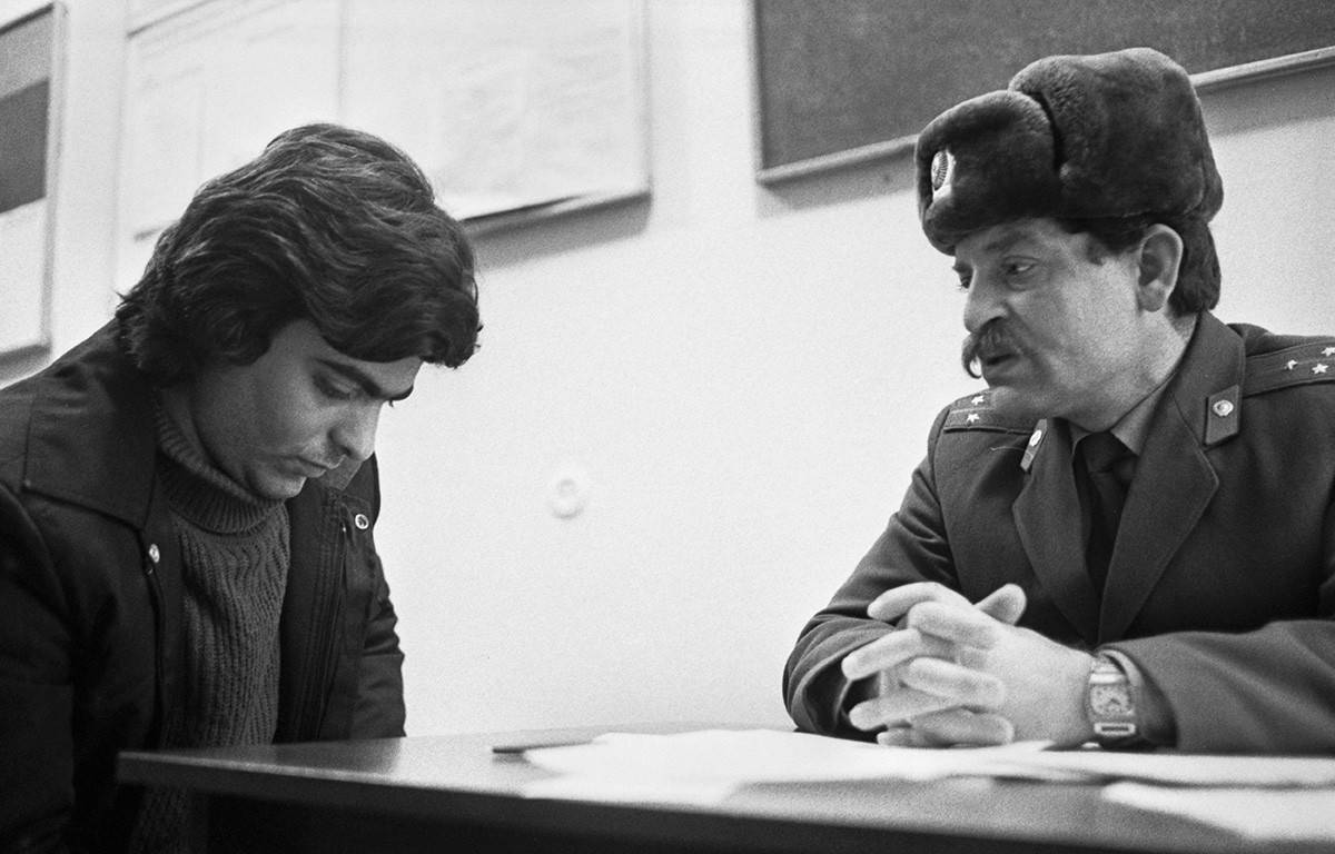 Moldauische SSR, Kischinjow, 31. Dezember 1987: Dienstinspektor,
Oberleutnant der Miliz, Giorgi Bottsa (rechts), während eines Gesprächs mit Leonid Bojanschiu im medizinischen Entgiftungszentrum von Kischinau.