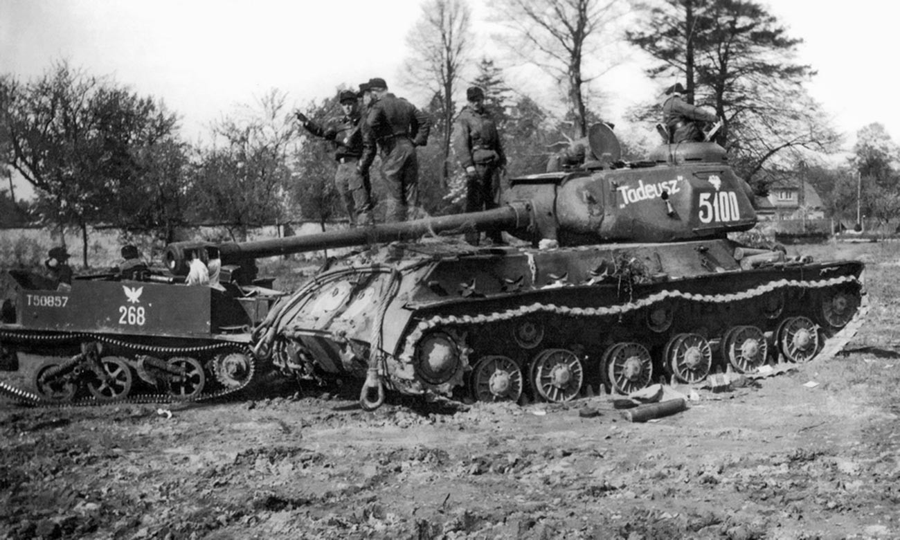 Un char IS-2 polonais capturé par les Allemands.