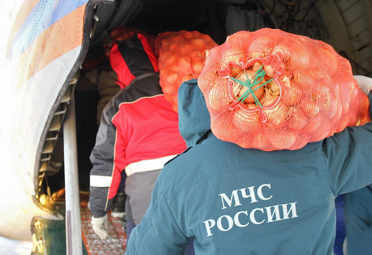 Сотрудники МЧС РФ доставляют продовольствие в отдаленные районы Якутии.
