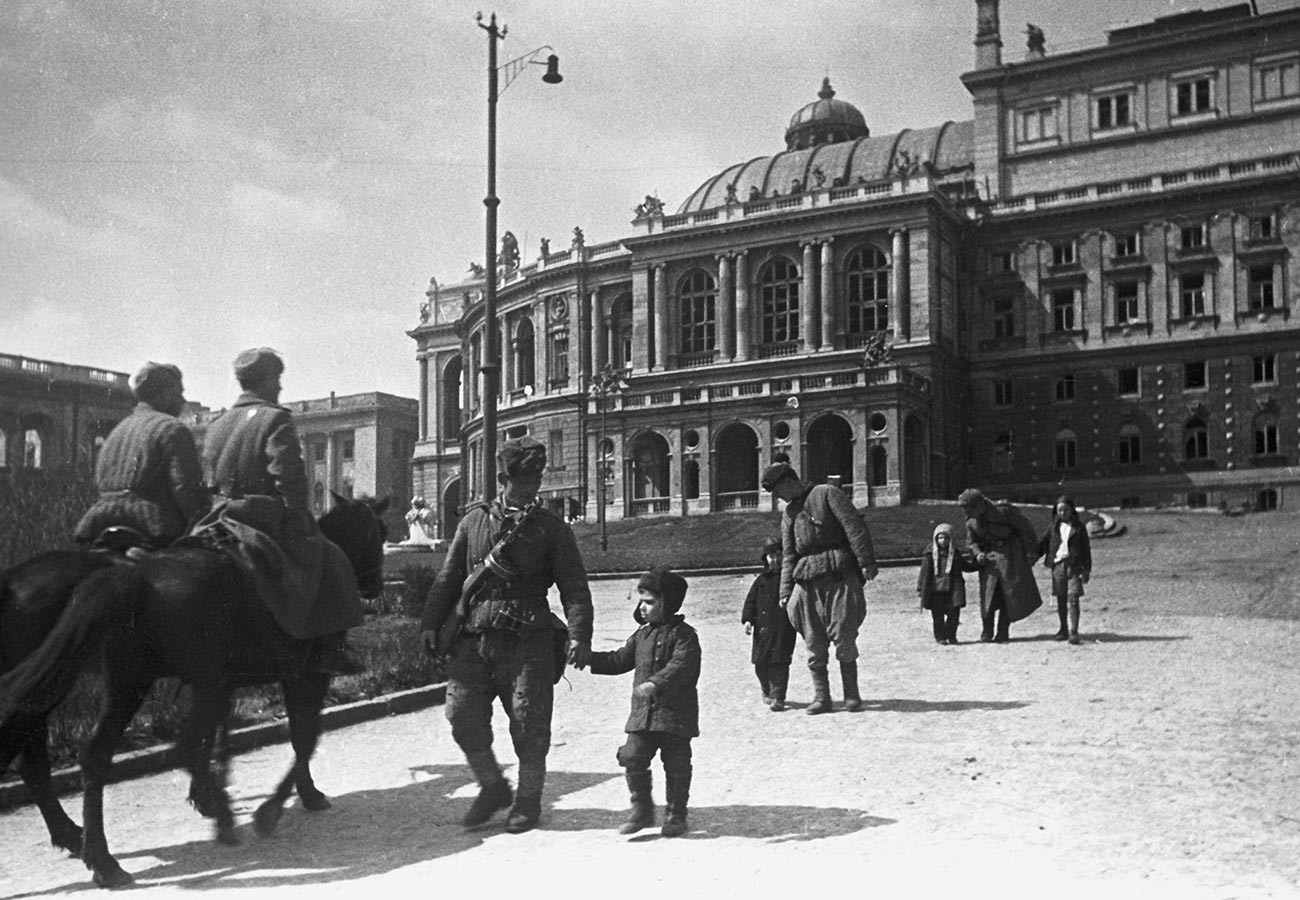 Odessa, tak lama setelah dibebaskan dari pendudukan Jerman.