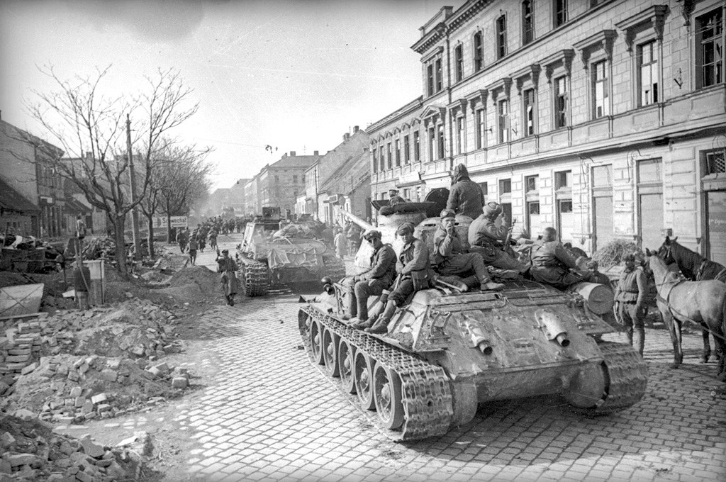 Chars soviétiques dans les rues de Vienne
