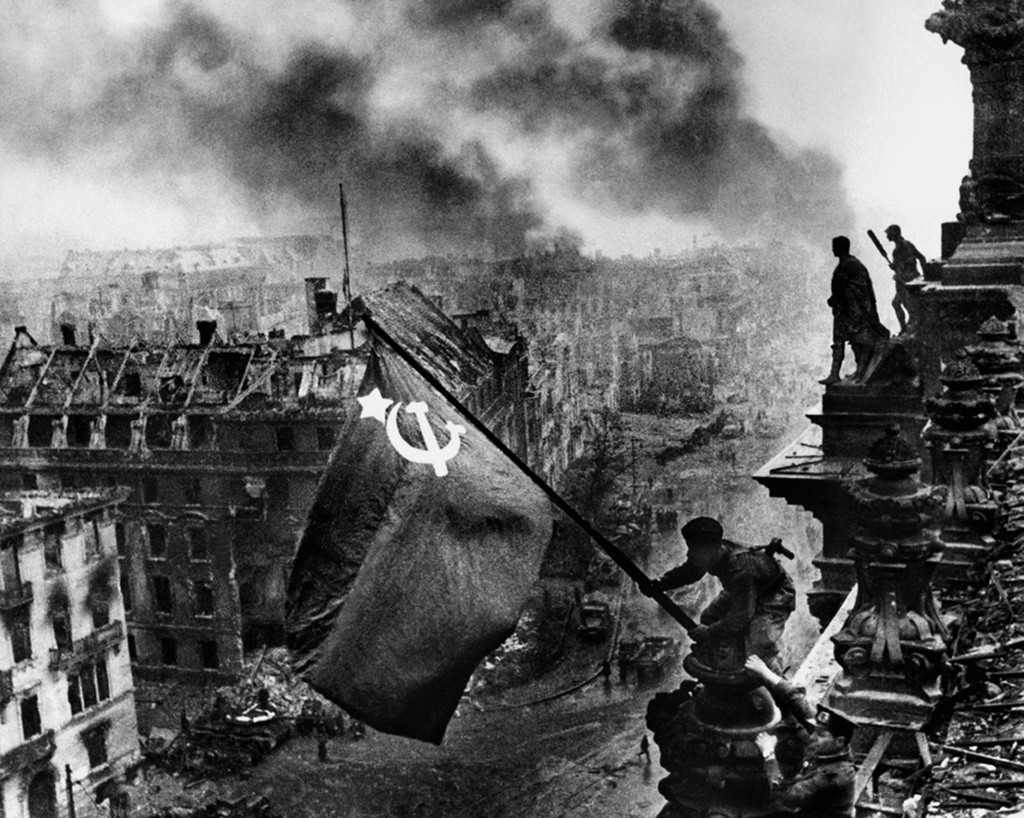 Bannière de la Victoire flottant sur le Reichstag 