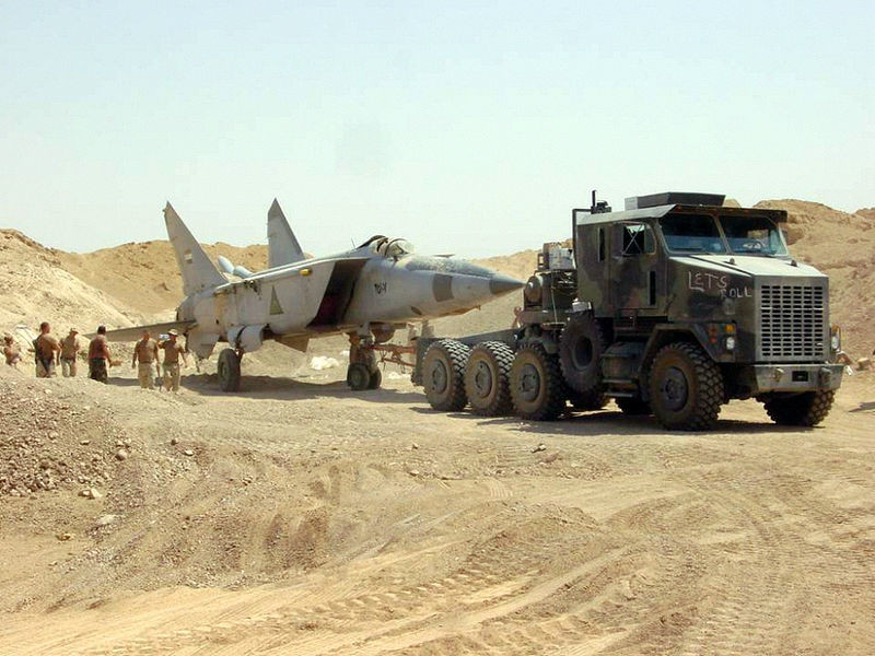 Algunos de los cazas más valiosos del régimen de Bagdad fueron enterrados en las arenas del desierto con la intención de recuperarlos más adelante, como este MiG-25.