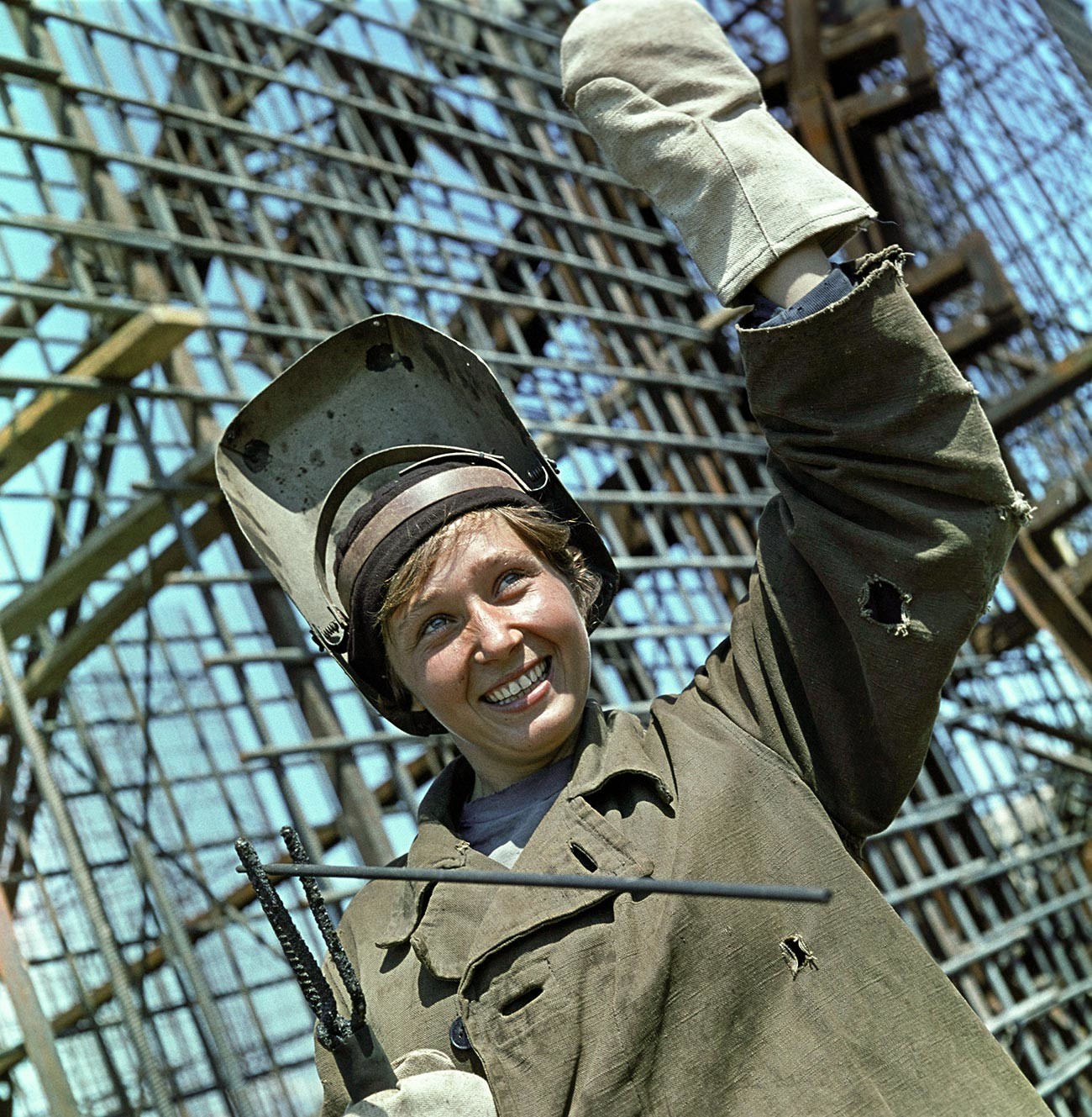 Foto Lyuba Tsyganok si tukang las jepretan Mikhail Kuleshov. Dipotret selama pembangunan Pembangkit Listrik Tenaga Air Kyiv (1964—1968).