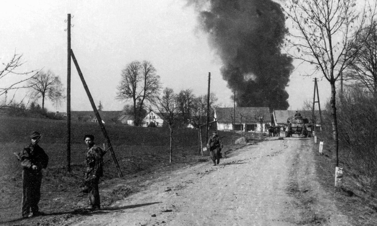 Soldados de la 1ª División Panzer Paracaidista de élite Hermann Goering cerca de Bautzen.