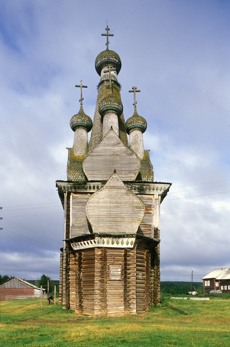 Cerkev ikone Odigitrije. Pogled proti vzhodu z apsido (struktura iz macesnovih hlodov). 1. avgust 2000