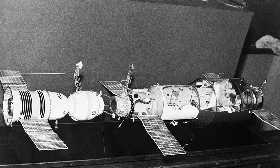 Maquette d'amarrage du vaisseau spatial Soyouz-11 et de la station Saliout 1