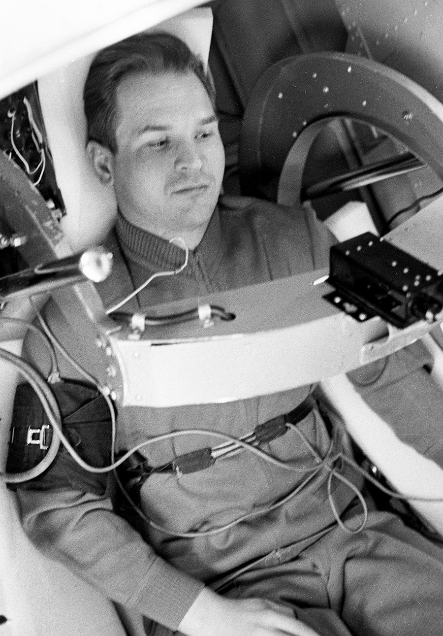 Le cosmonaute soviétique Valeri Koubassov au cours de la formation dans une centrifugeuse

