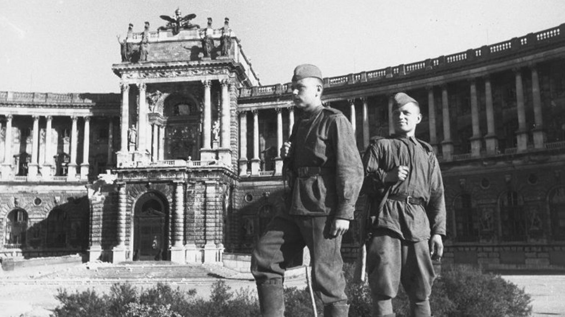 Soviet soldiers correspondents in front of Hofburg palace