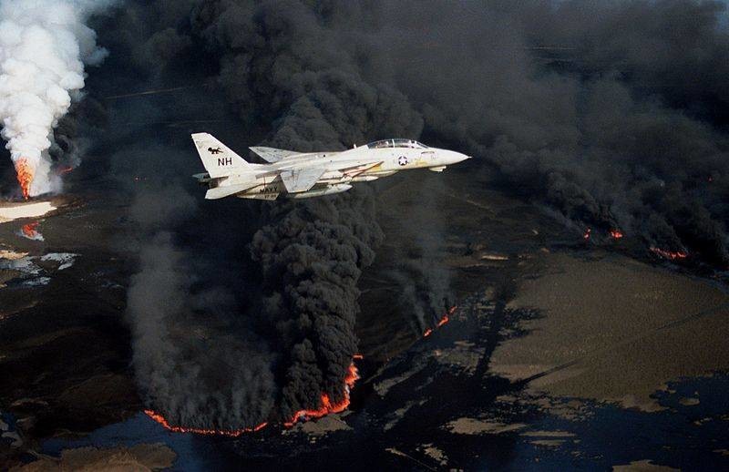 Naftni požari u Kuvajtu nakon povlačenja postrojbi Sadama Husseina. 1991. godine
