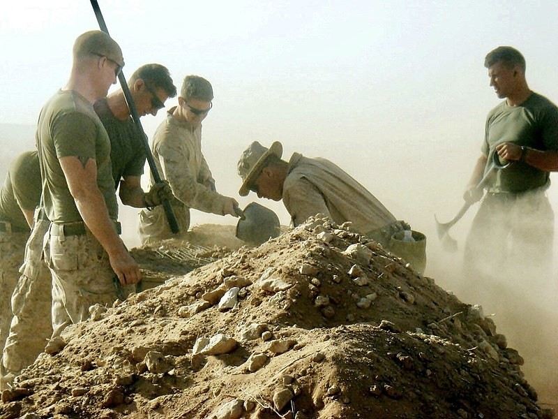 Irak, 28. srpnja 2009. Marinci Radne grupe za spašavanje osoblja Multinacionalnih snaga Zapad na mjestu pada američkog kapetana Michaela 