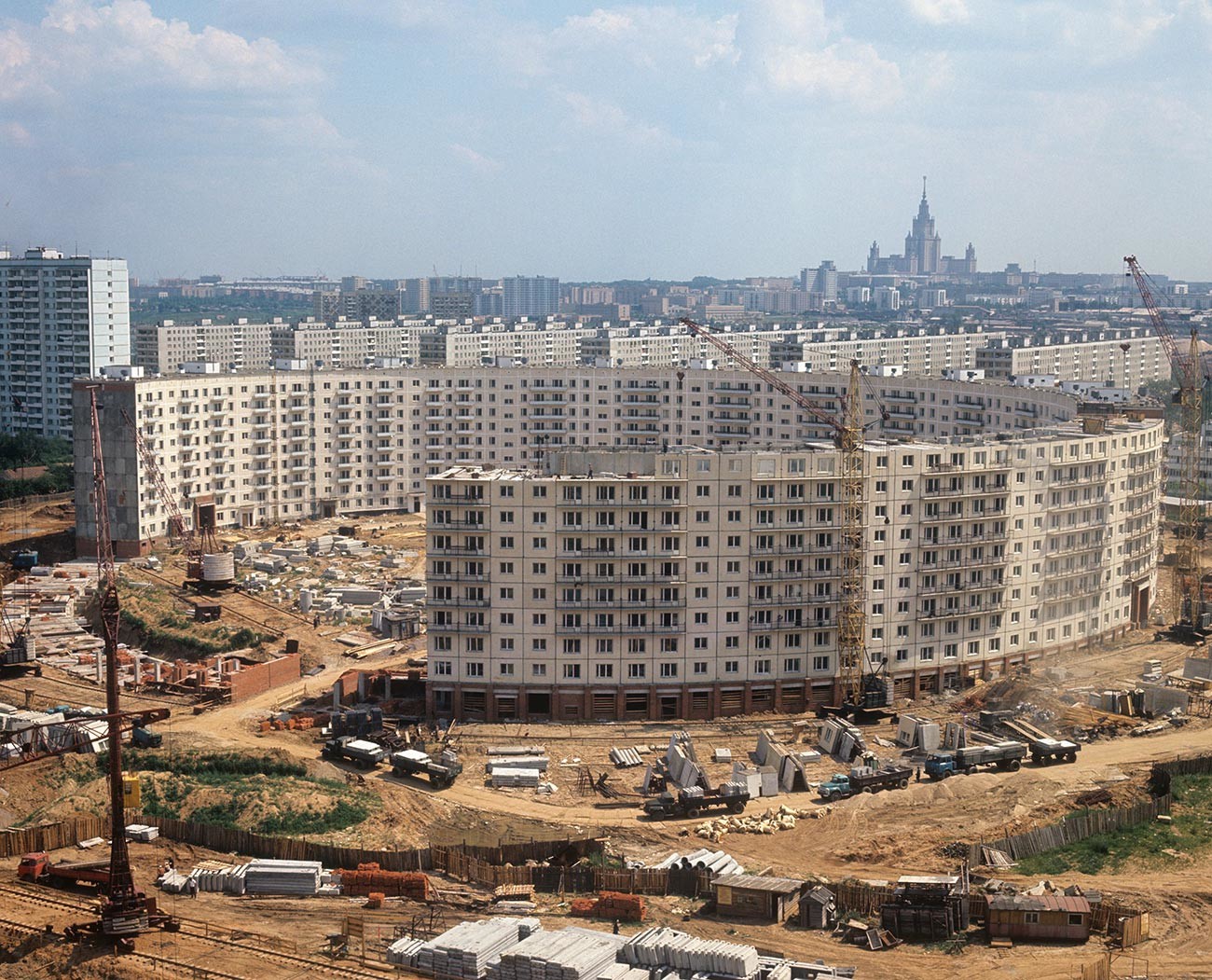 Construction d'un immeuble résidentiel en banlieue de Moscou