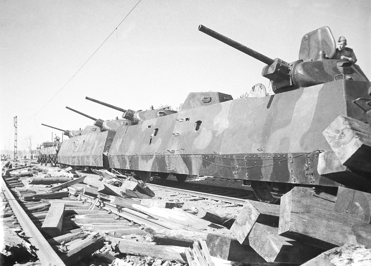 ソビエト戦車軍は敵の後方奥深くまで進撃した。写真は装甲列「車イリヤ・ムーロメツ」