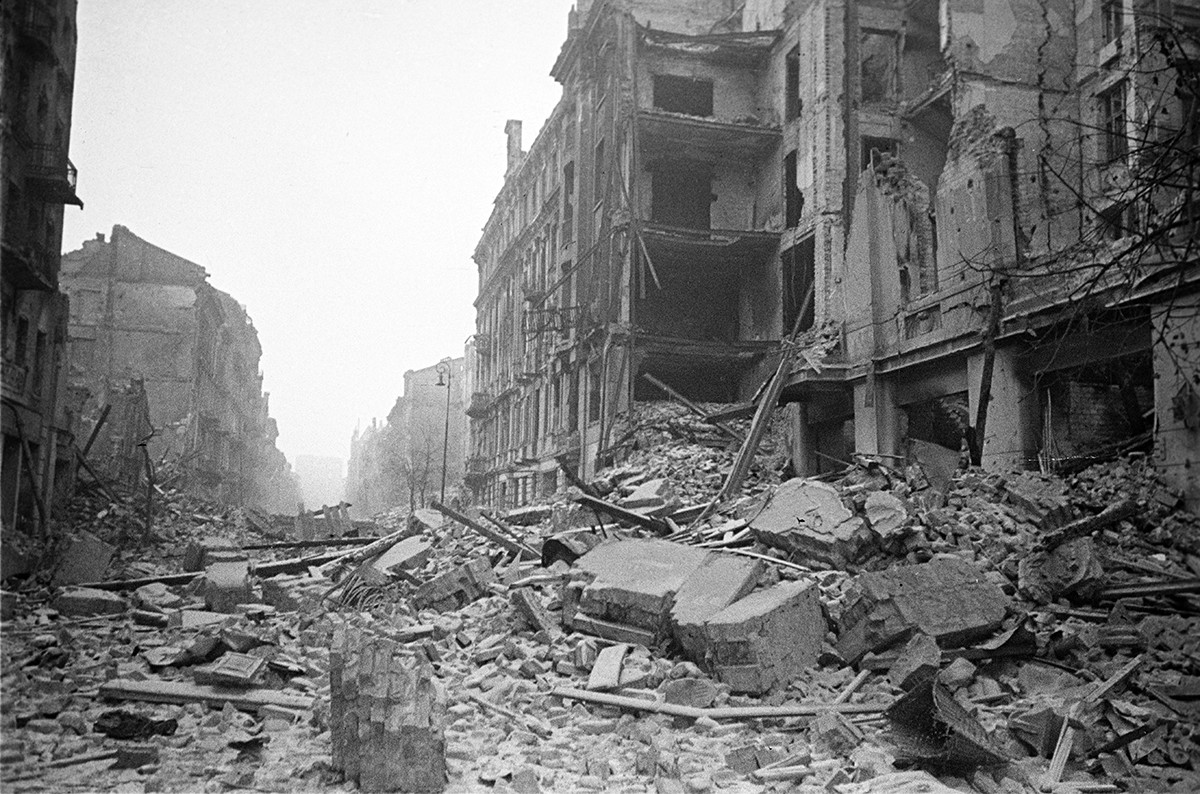 1944年のワルシャワ蜂起の際にほとんど完全に破壊されたマルシャウコフスカ通り（「元帥通り」）