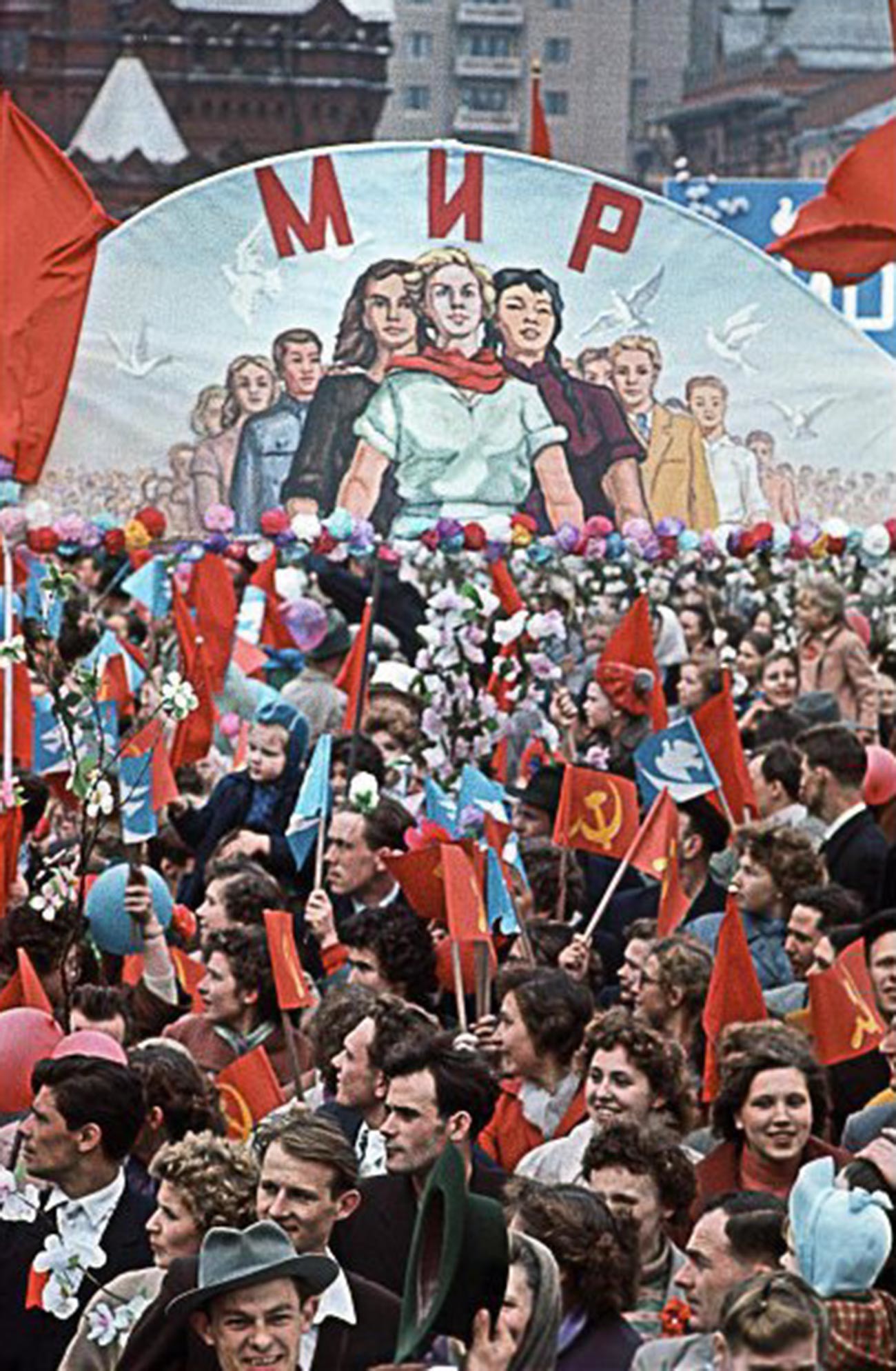 「平和」。お祝いムードのモスクワ、1960年