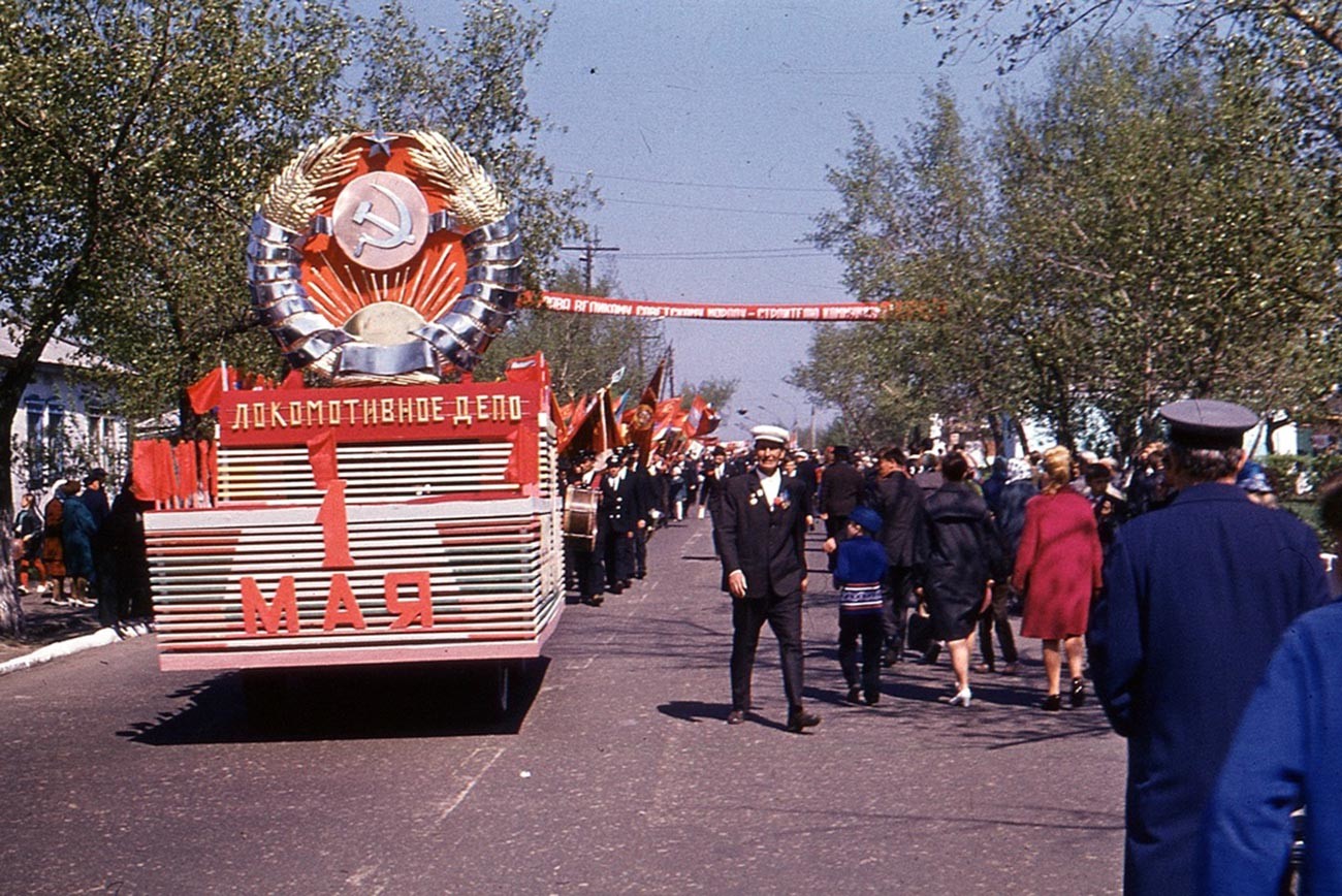 ボロネジ州にて、デモのための機関車の車庫の装飾、1970年