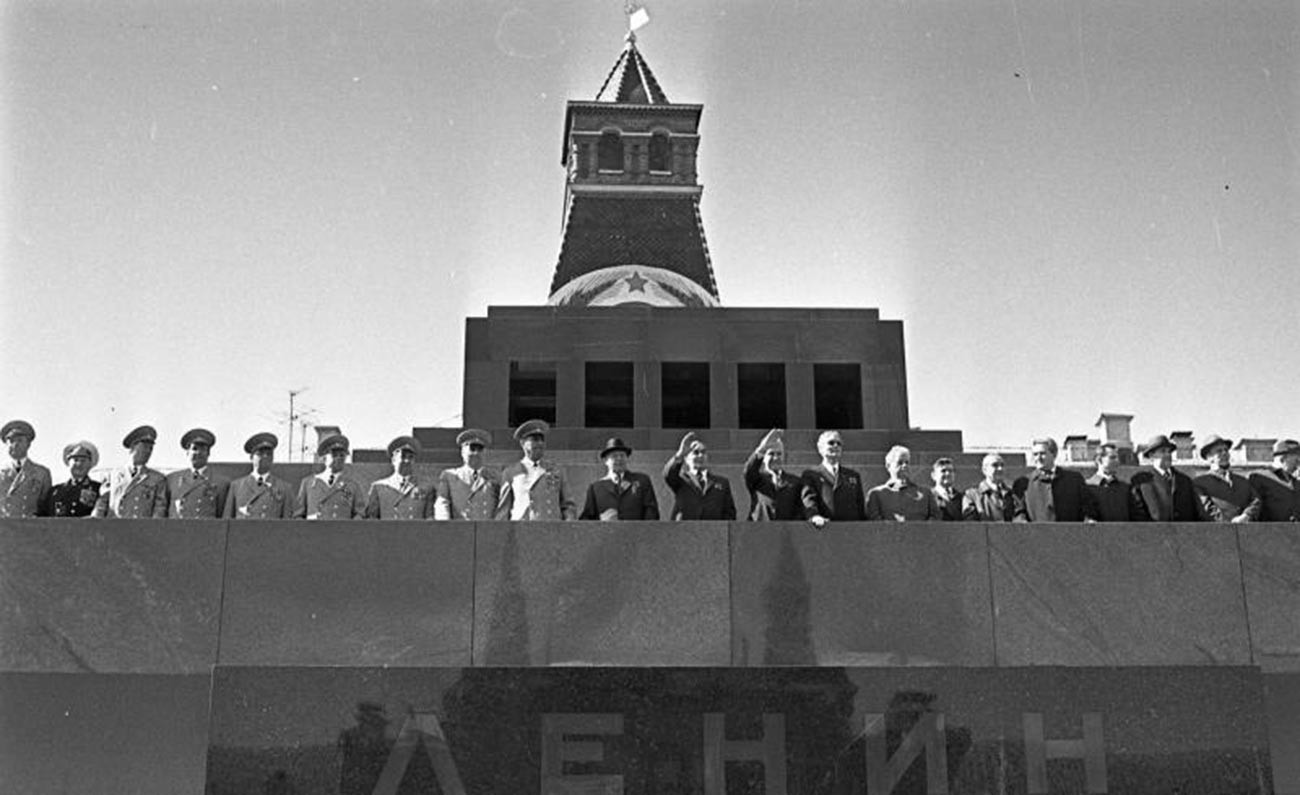 レーニン廟の演台に立つソ連政府指導部と軍の司令官たち、1975年