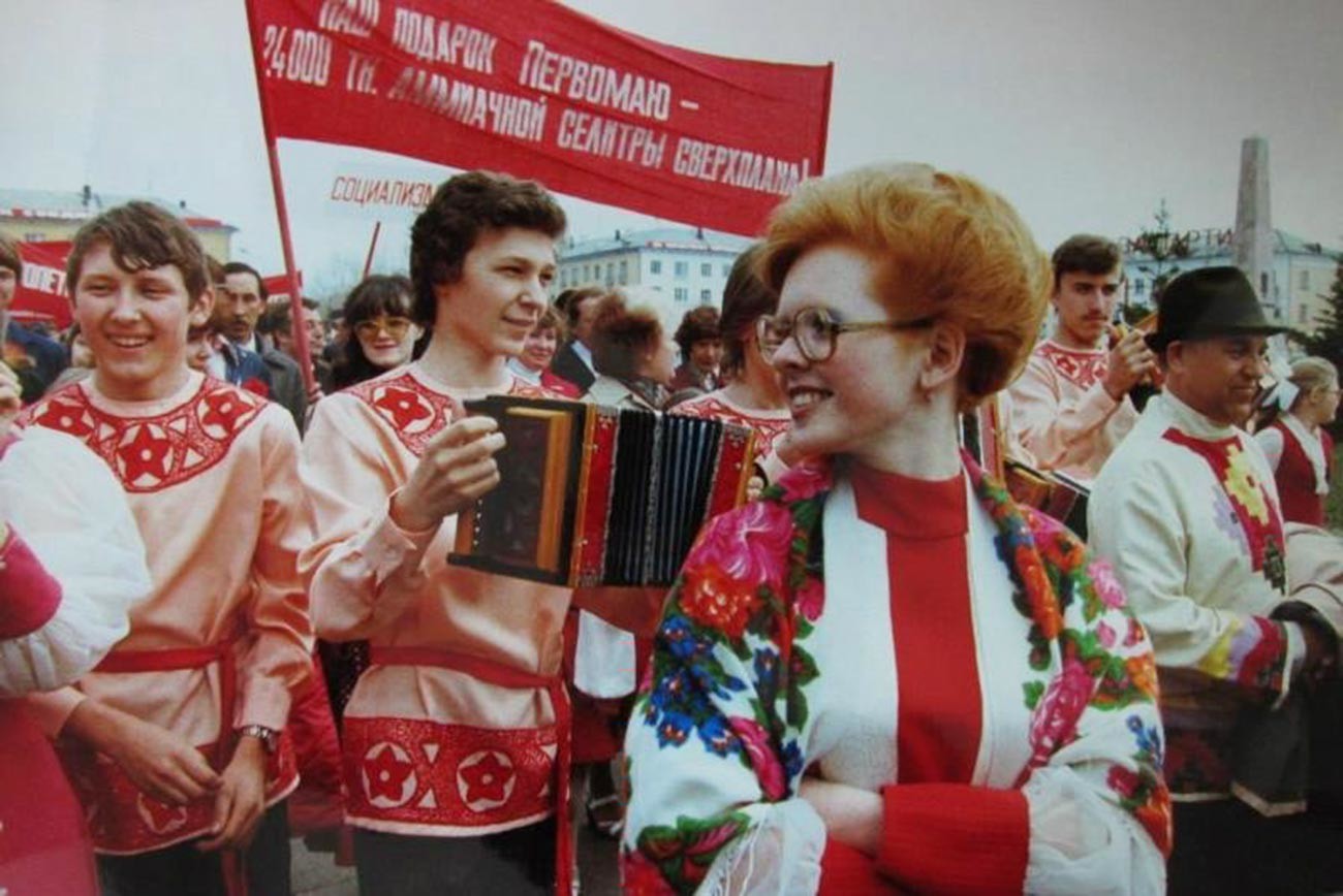 トリヤッティ市で民族衣装をつけて5月1日を祝う人々、1981年