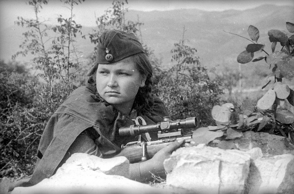 ライフルを構えてポーズをとる名狙撃兵ワレンチーナ・クサノワ