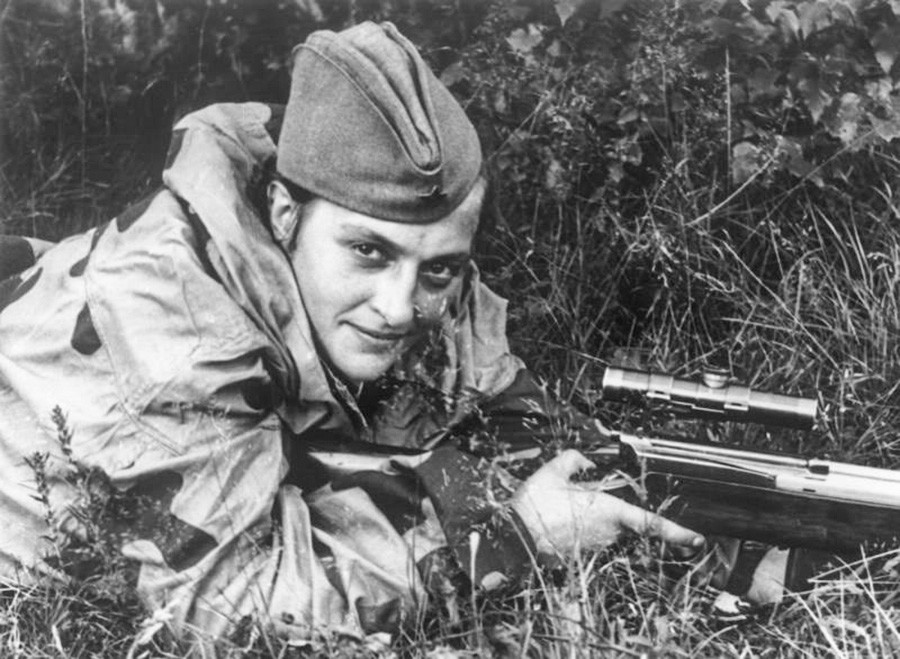 ライフルを構える女性狙撃兵リュドミラ・パヴリチェンコ